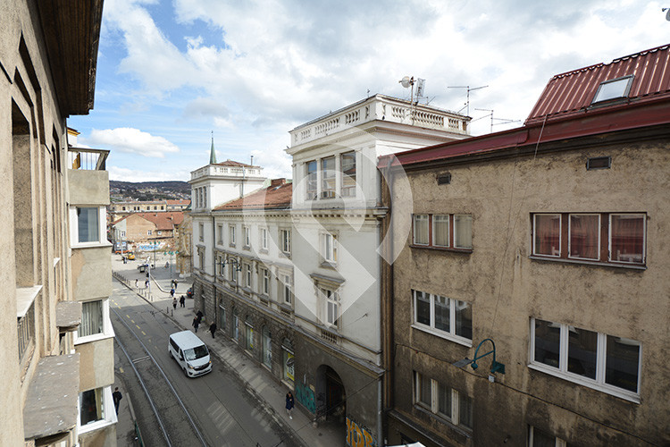 Trosoban stan kod Katedrale
